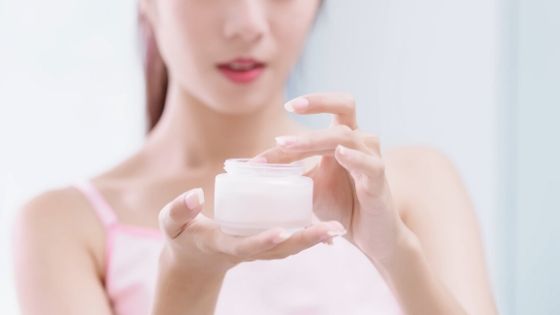 How can I hydrate my skin naturally naturally?